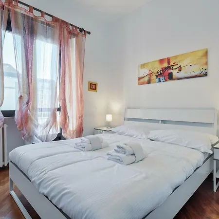 Guesthost - Vanchiglietta Colourful Apartman *